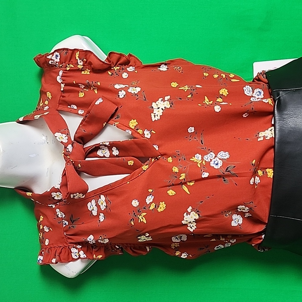 NWT. Trendy IS, Floral Sleeveless Beautiful Top.